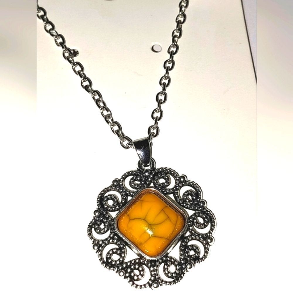 Elegant vintage pendant stone necklace